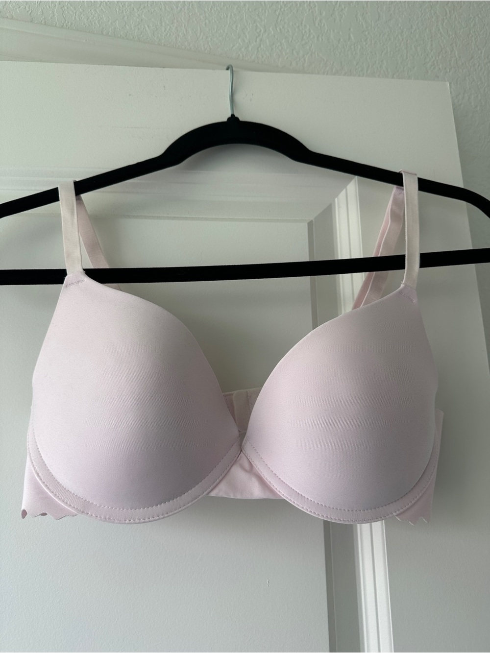 Maidenform Pale Pink Smooth Molded Bra with Scallop Edge Detail